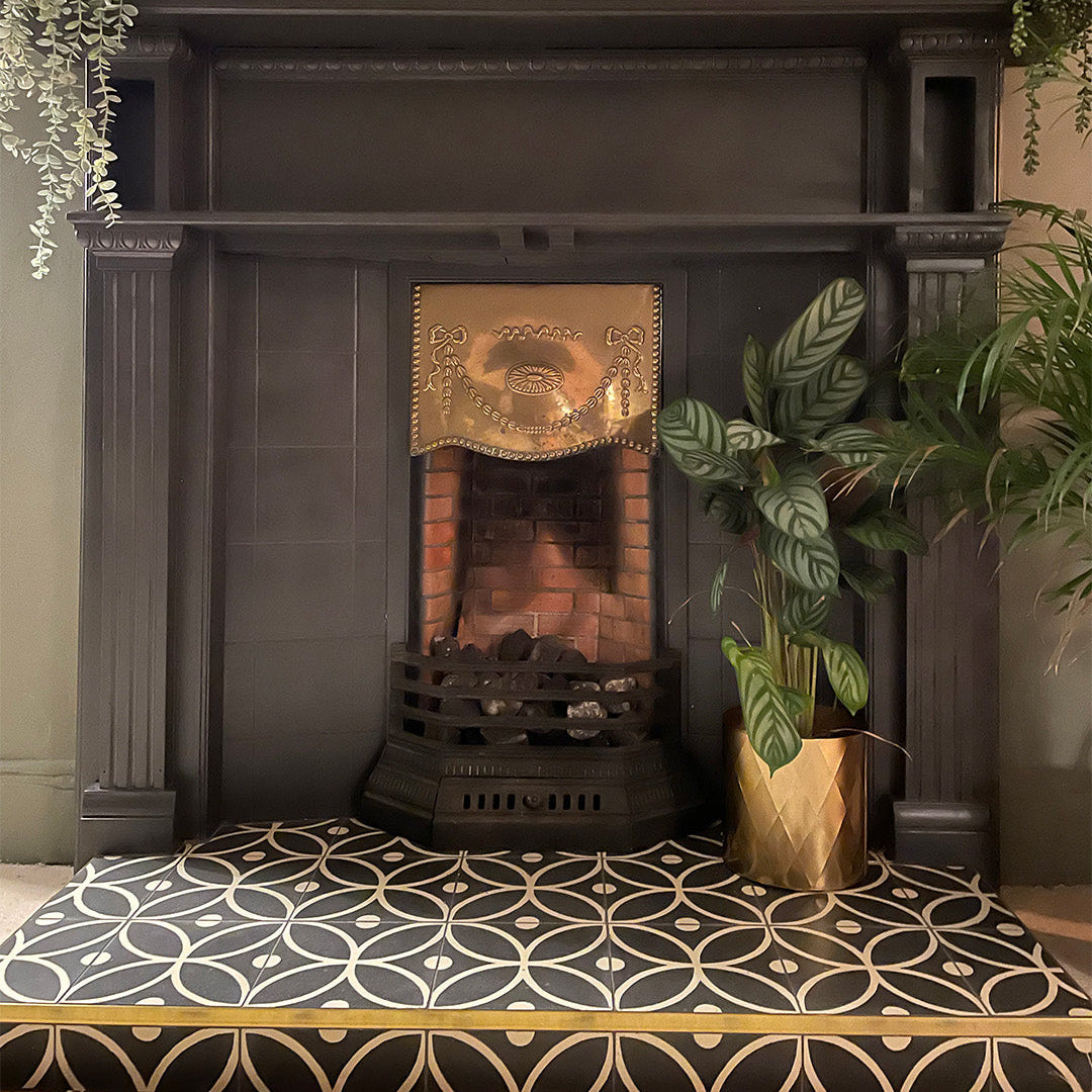A black and white petal-shaped geometric pattern with circular accents, matte finish, square shape, ideal for modern, vintage, or Mediterranean flooring and wall décor applications.